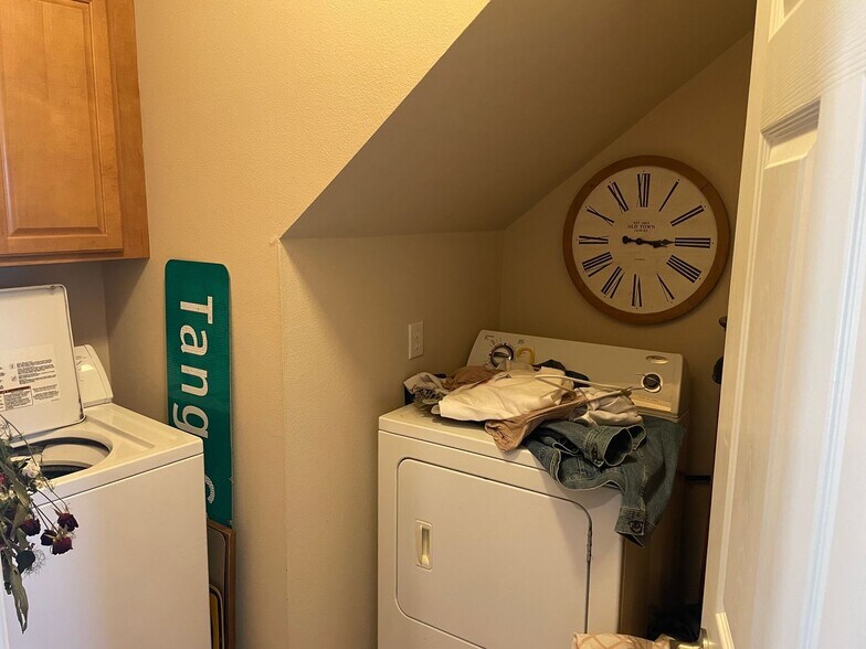 Building Photo - River Oaks #605