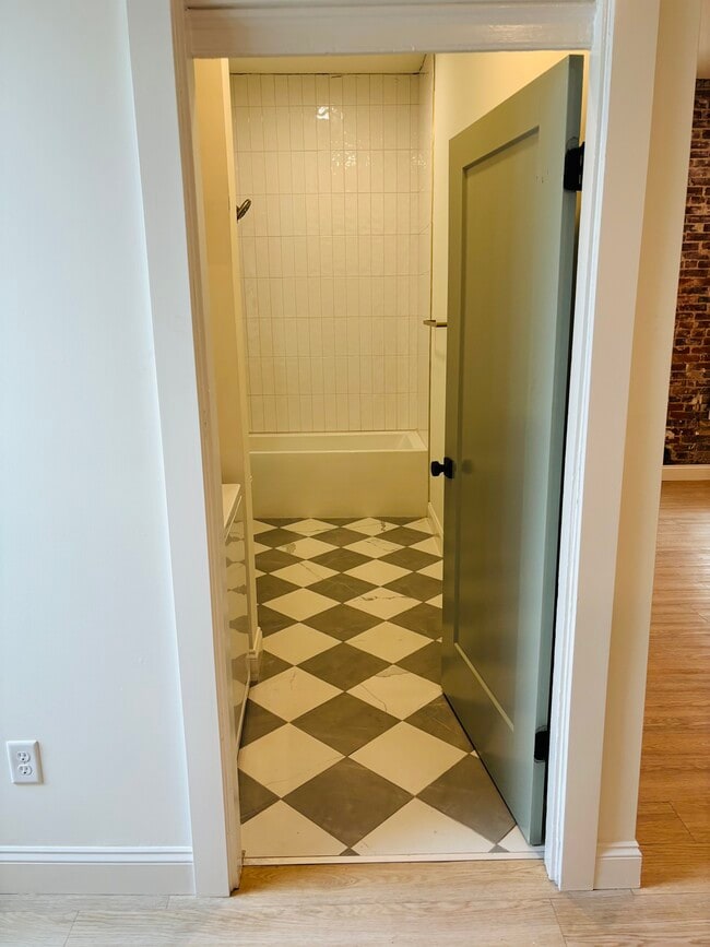 Building Photo - 711 Broadway St