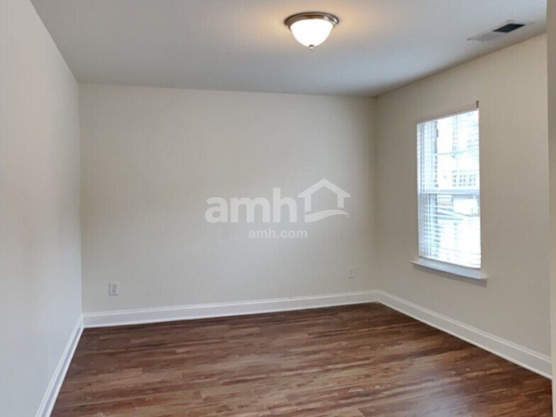 Building Photo - 574 Pointe Dr