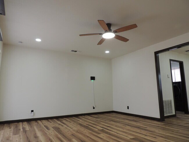 Building Photo - 2816 Catalina Dr