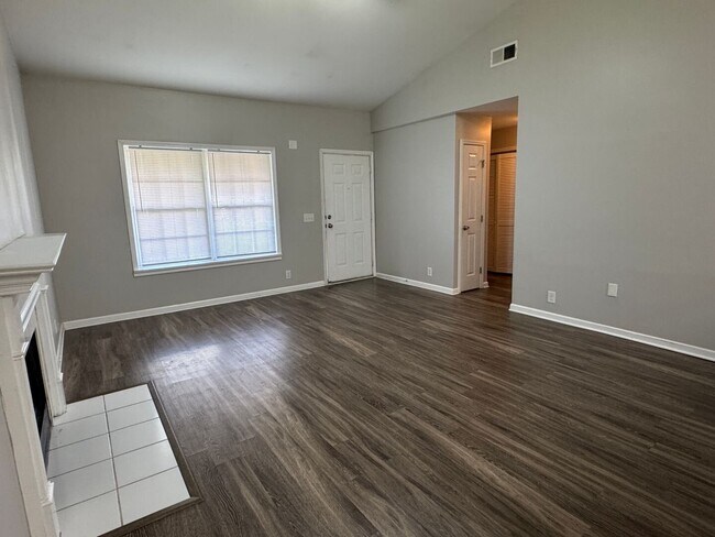 Building Photo - Beautiful 3 bed 2 bath home with open floorplan