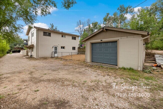 Building Photo - CHARMING WESTSIDE 2BD DUPLEX - Security Deposit Waiver Available