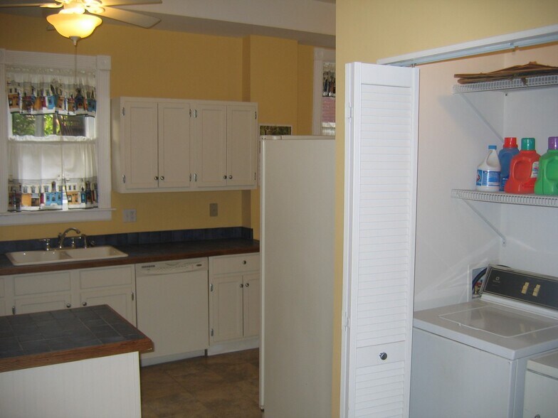 Building Photo - 212 Campsie Pl
