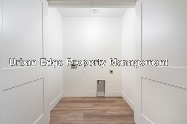 Building Photo - 1 car garage, 2 bed, 2.5 bath Brand Row home