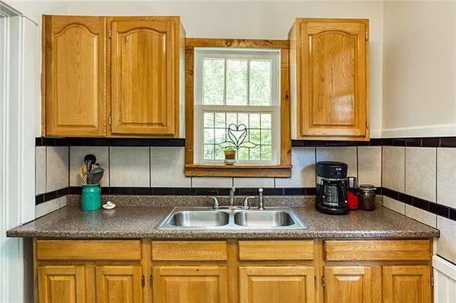 Building Photo - Charming West Plaza Bungalow