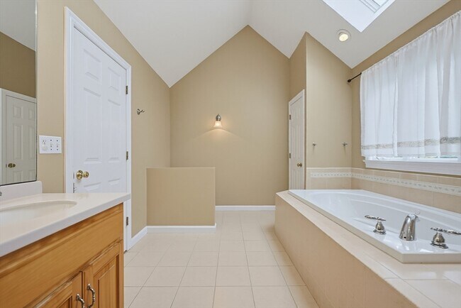 Building Photo - 6 Waterville Ln