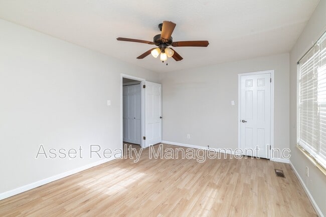 Building Photo - 11719 S Williamsburg Dr