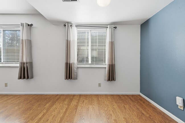 Building Photo - 2 Bed / 2 Bath Townhome in Denver