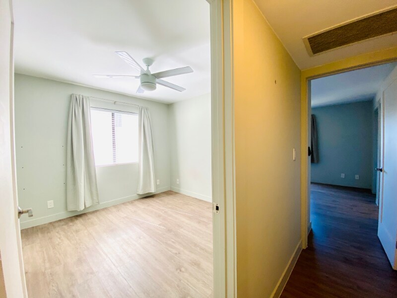 Building Photo - 1535 N Kenmore Ave