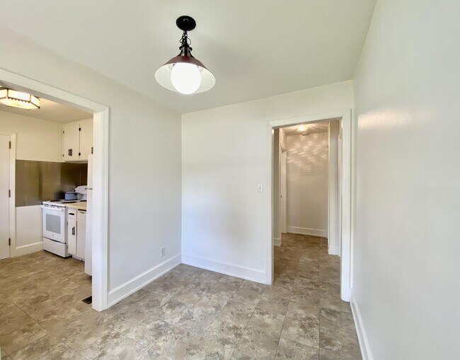 Building Photo - 648 Linfield Dr