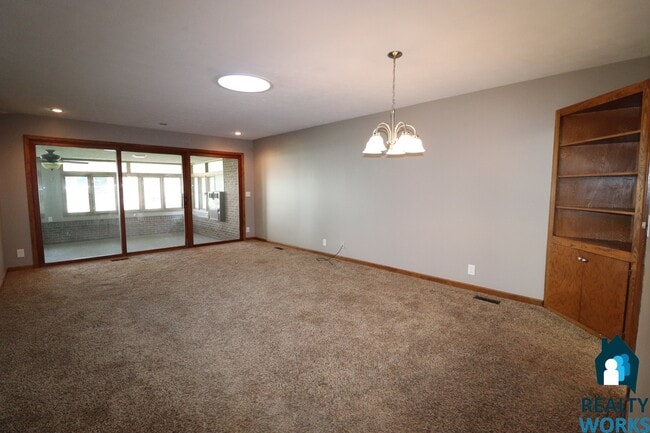 Building Photo - Large Duplex in Country Club Neighborhood!