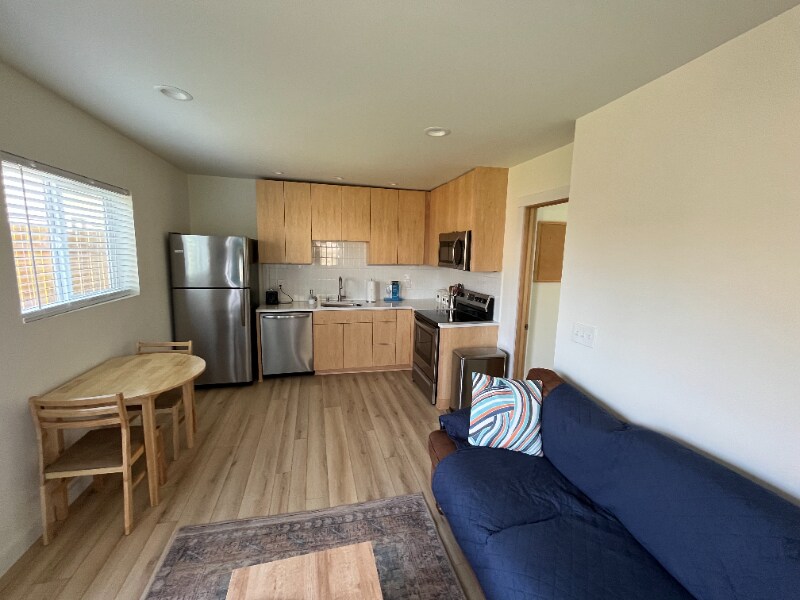 Building Photo - 632 S Rochester St