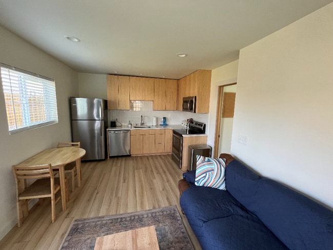 Building Photo - 632 S Rochester St