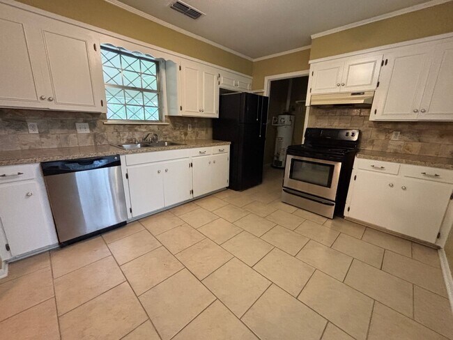 Building Photo - Corner lot in Southern Hills... Lawn included with rent.