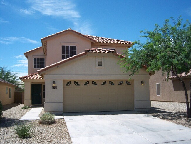 Building Photo - GREAT 4BEDROOM/3BATH HOME WITH ALL THAT YO...