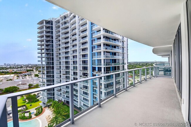 Building Photo - 220 Lake Shore Dr