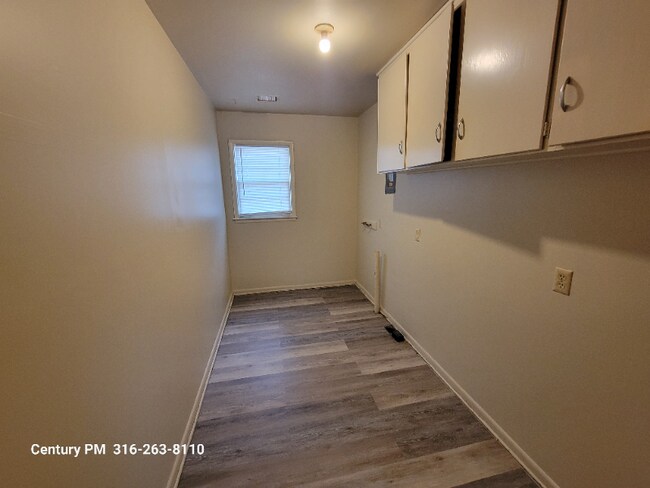 Building Photo - 244 N Fern St