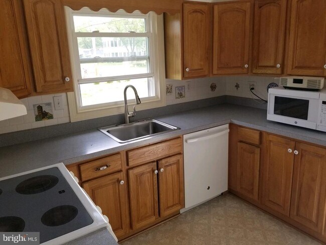 Building Photo - 219 E Chew Ave