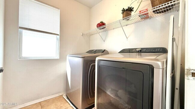 Building Photo - 1103 E Grove St