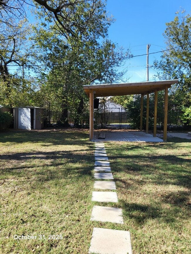 Building Photo - (2) Bed/(2) Bath w/ Must-See Updates Avail...