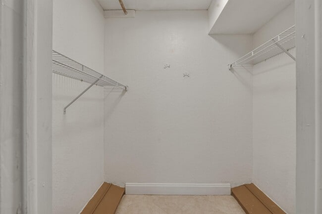 Building Photo - 681 S Hollybrook Dr