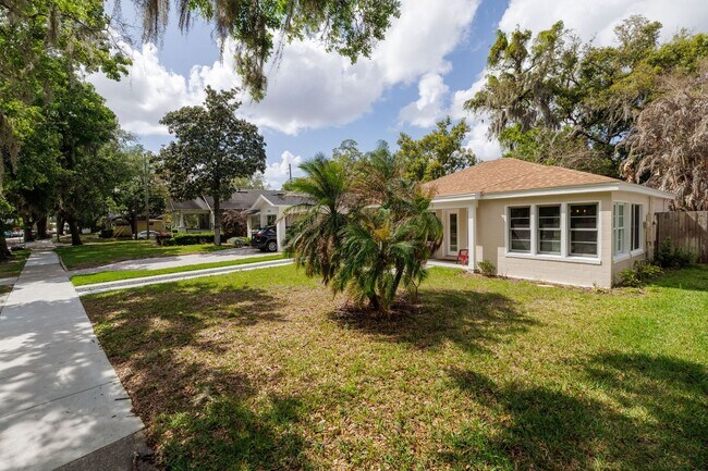 Building Photo - Adorable rental available in heart of Orlando !