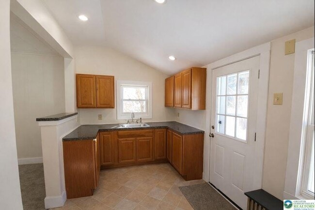 Building Photo - 221 Oak St