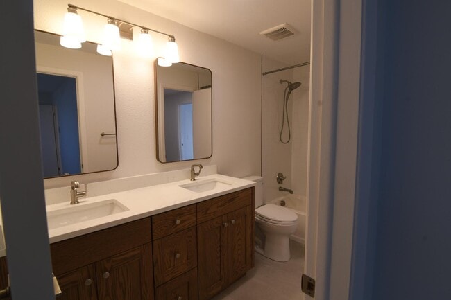 Building Photo - 5004 E Hinsdale Pl