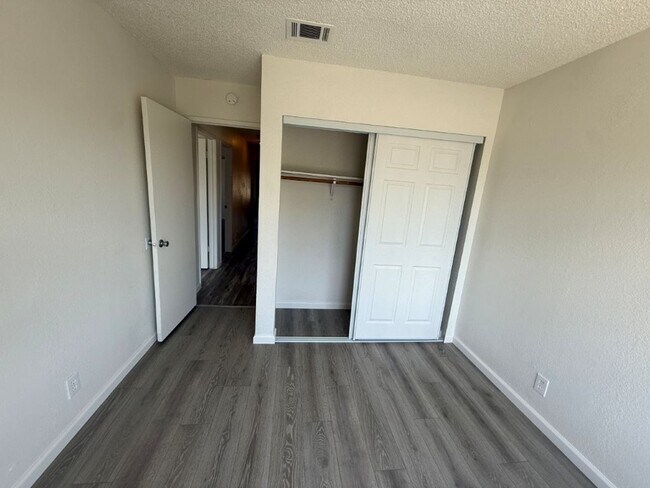 Building Photo - Rare Remodeled 5 Bedroom 2.5 Bath Tri Level in Vacaville