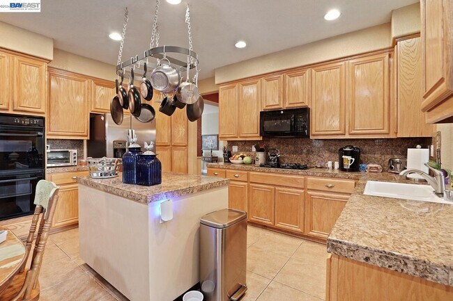 Building Photo - 549 Glenbriar Cir