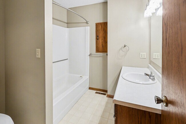 Building Photo - For Rent – 3 Bedroom Home in Sunset Hills, Pella
