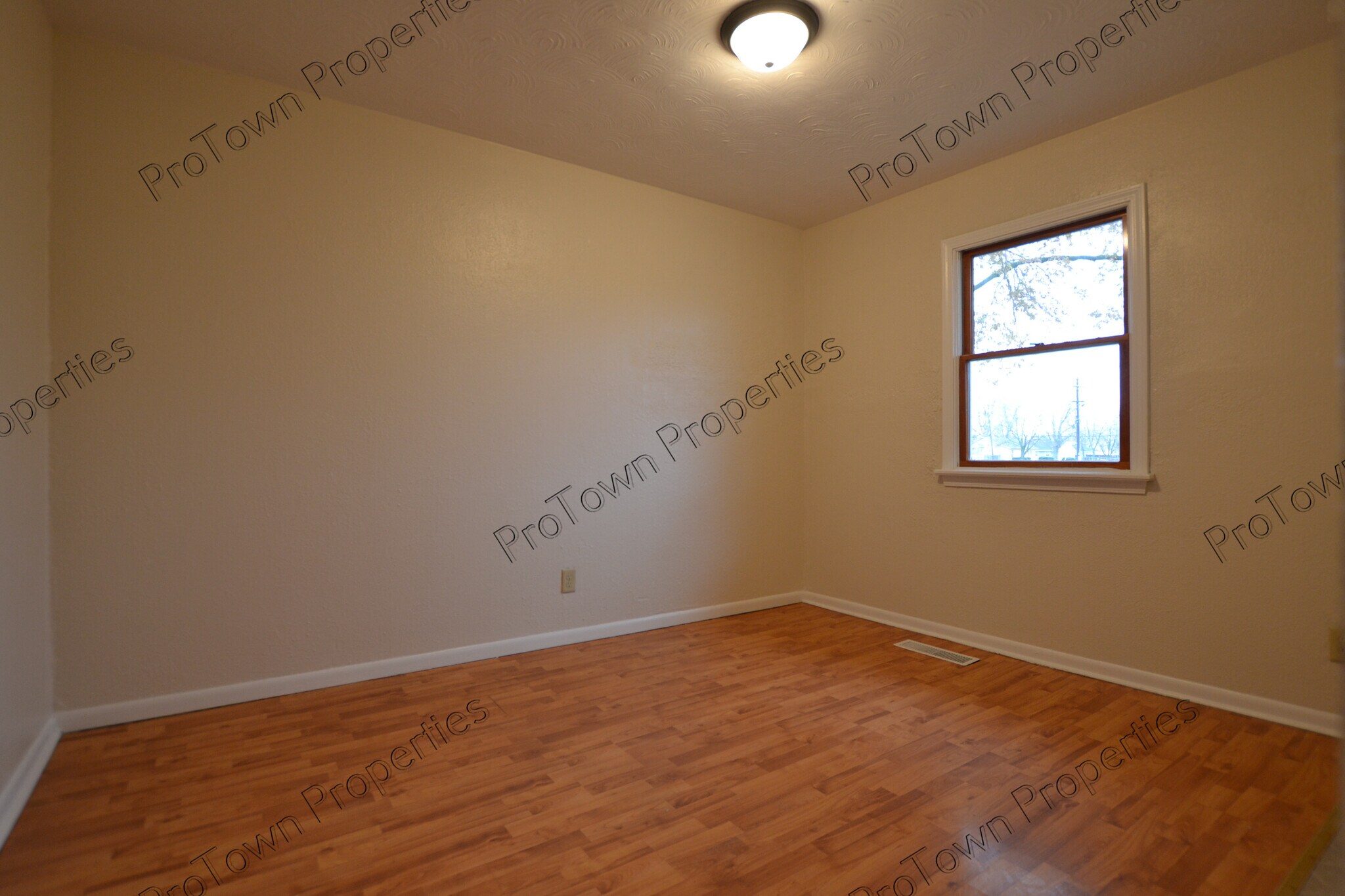 Building Photo - 16 S Hammes Ave