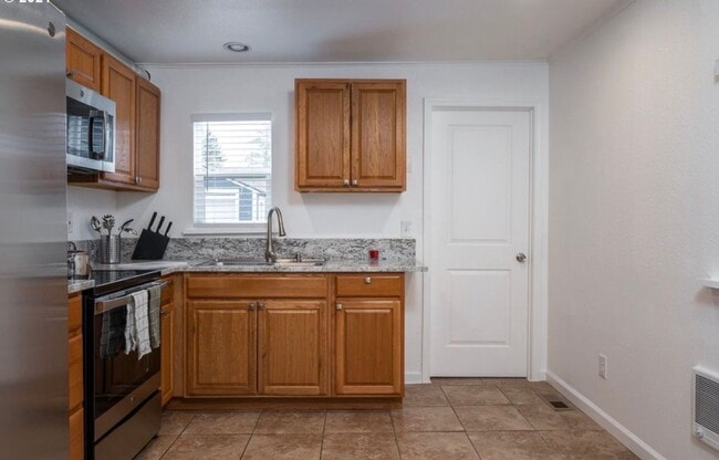 Building Photo - Beautiful 3 bd, 1 bath open kitchen/living, large yard, walk through video.