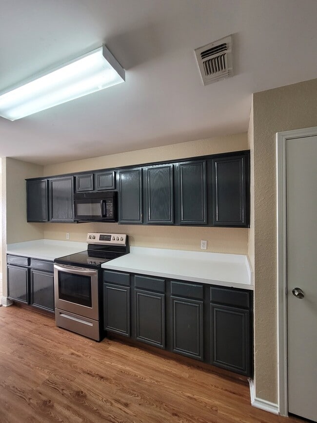 Building Photo - Cedar Hill home features 3/2/2 for rent.