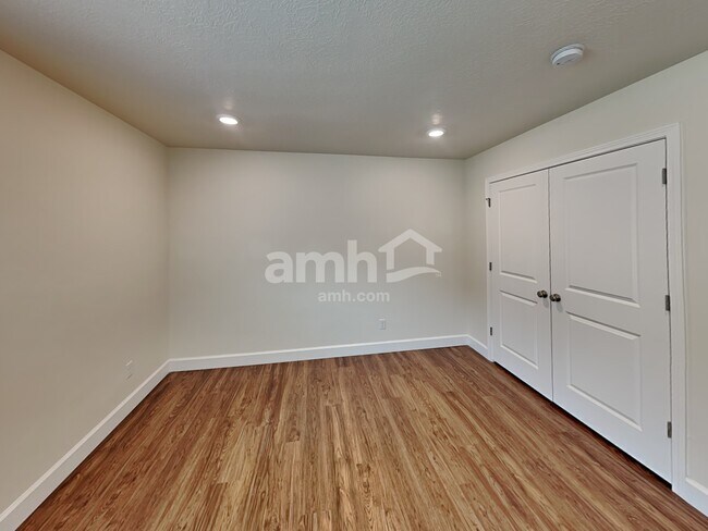 Building Photo - 3003 E S Village Dr