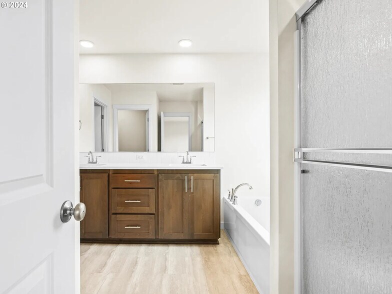 Master bath - 1969 NW 19th Ct
