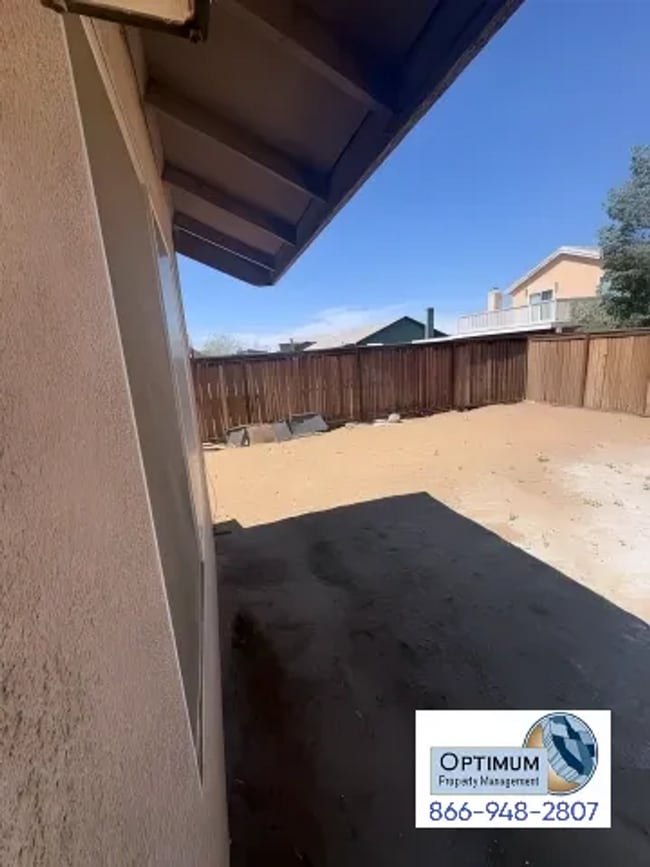 Building Photo - Spacious 4-Bedroom Home with Elegant Finishes & Convenient Location