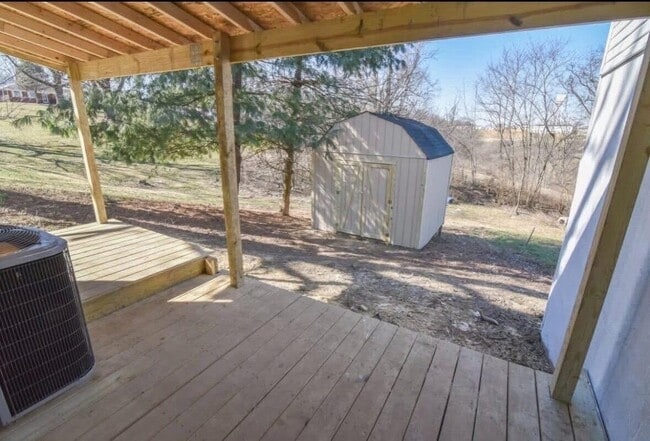 Building Photo - 5 Lake St