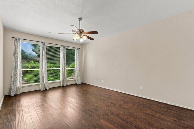 Building Photo - 5526 Walnut Glen Ln