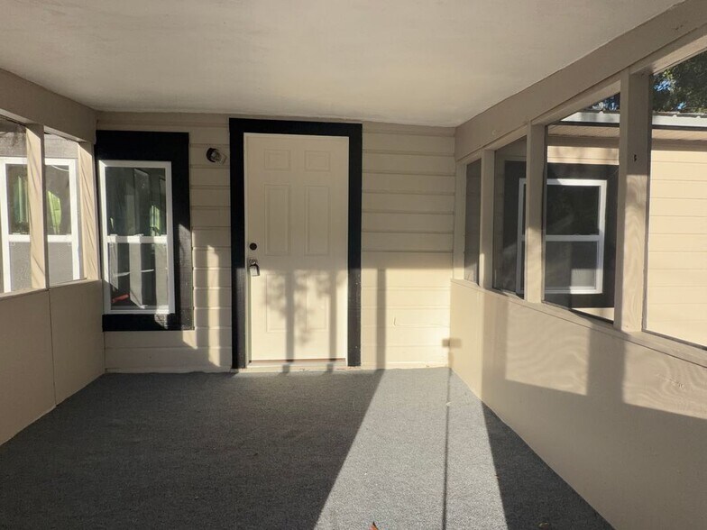 Building Photo - 407 NE 19th Dr
