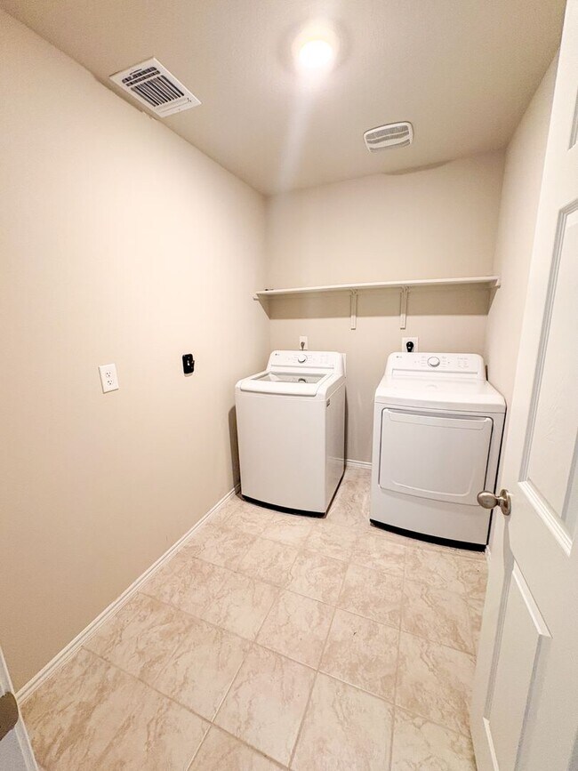 Building Photo - 6401 Coneflower Dr