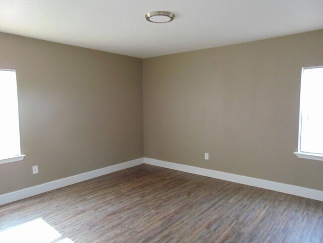 Building Photo - PRE-LEASE NOW! AVAILABLE 6/13/25-2605 33rd...