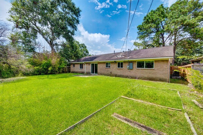 Building Photo - 5451 Loch Lomond Dr