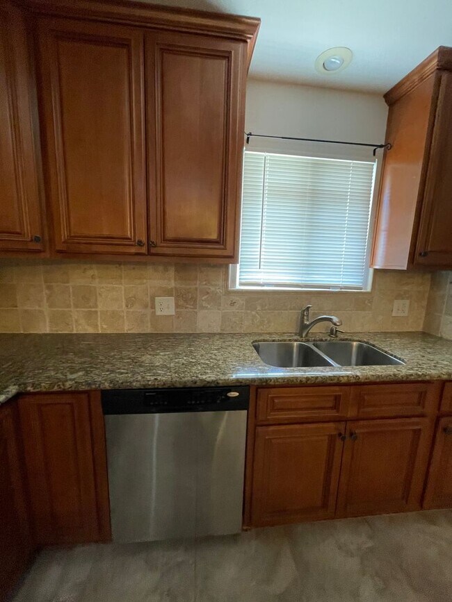 Building Photo - Spacious home in Tulare coming soon!