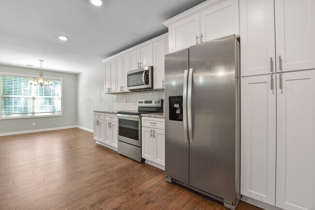 Building Photo - Pet Friendly Three Bedroom!