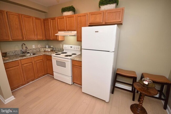 Building Photo - Affordable luxury! Spacious, top floor one...