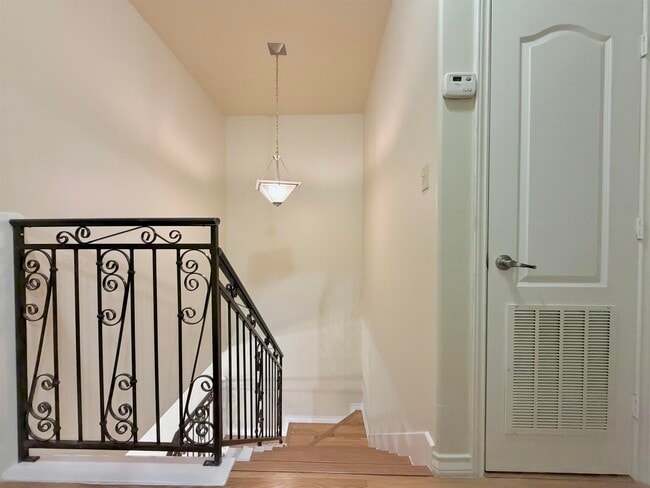 Building Photo - 707 St James Dr