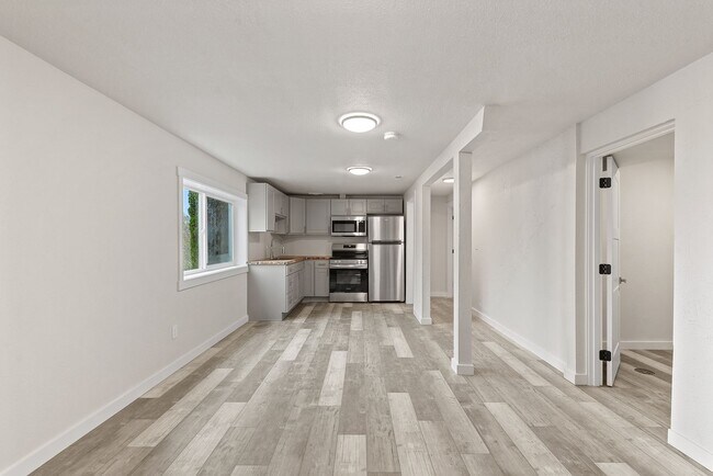 Building Photo - 460 N James Ave