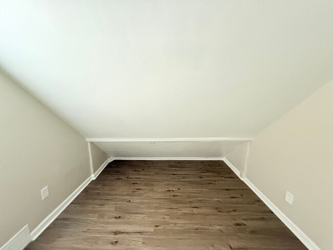 Building Photo - Renovated 3-Bedroom Home – We Welcome Sect...