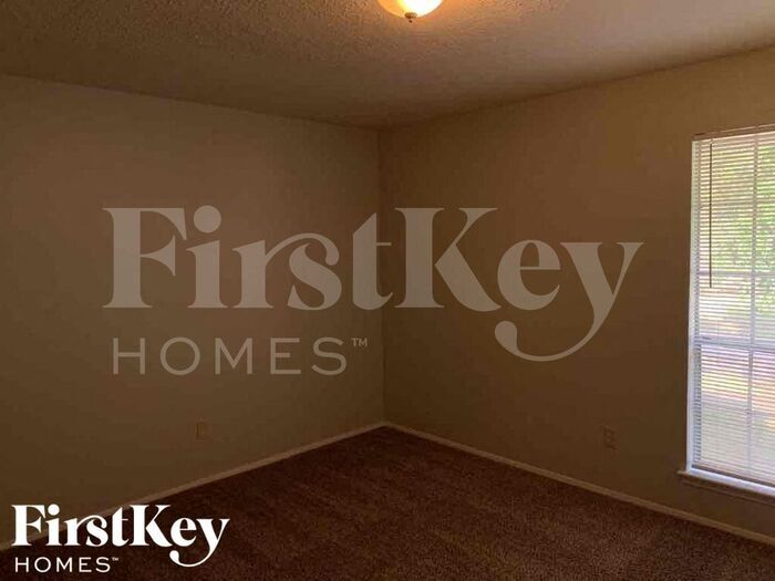 Building Photo - 15310 Meadow Village Dr
